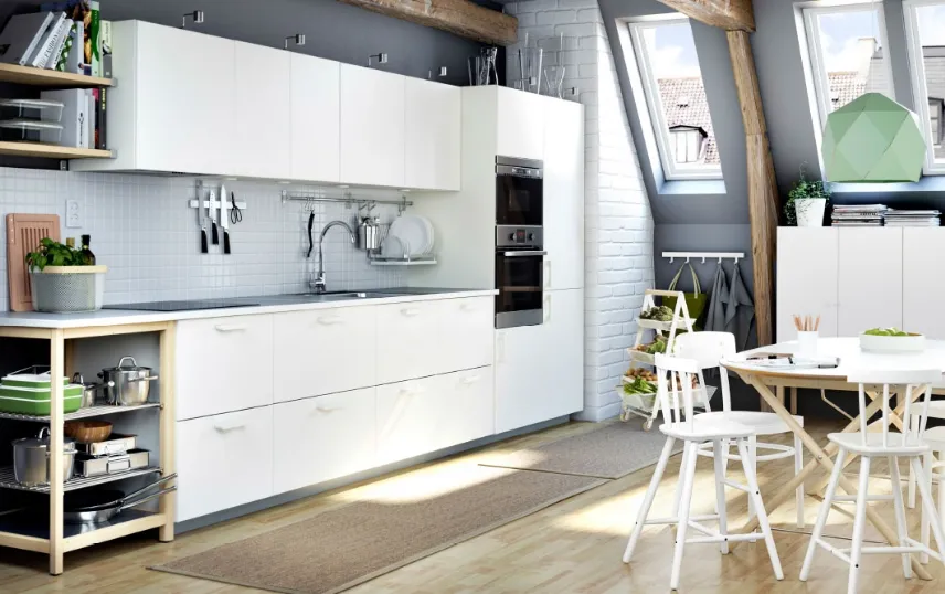 Soggiorno e cucina open space con mobili Metod di Ikea