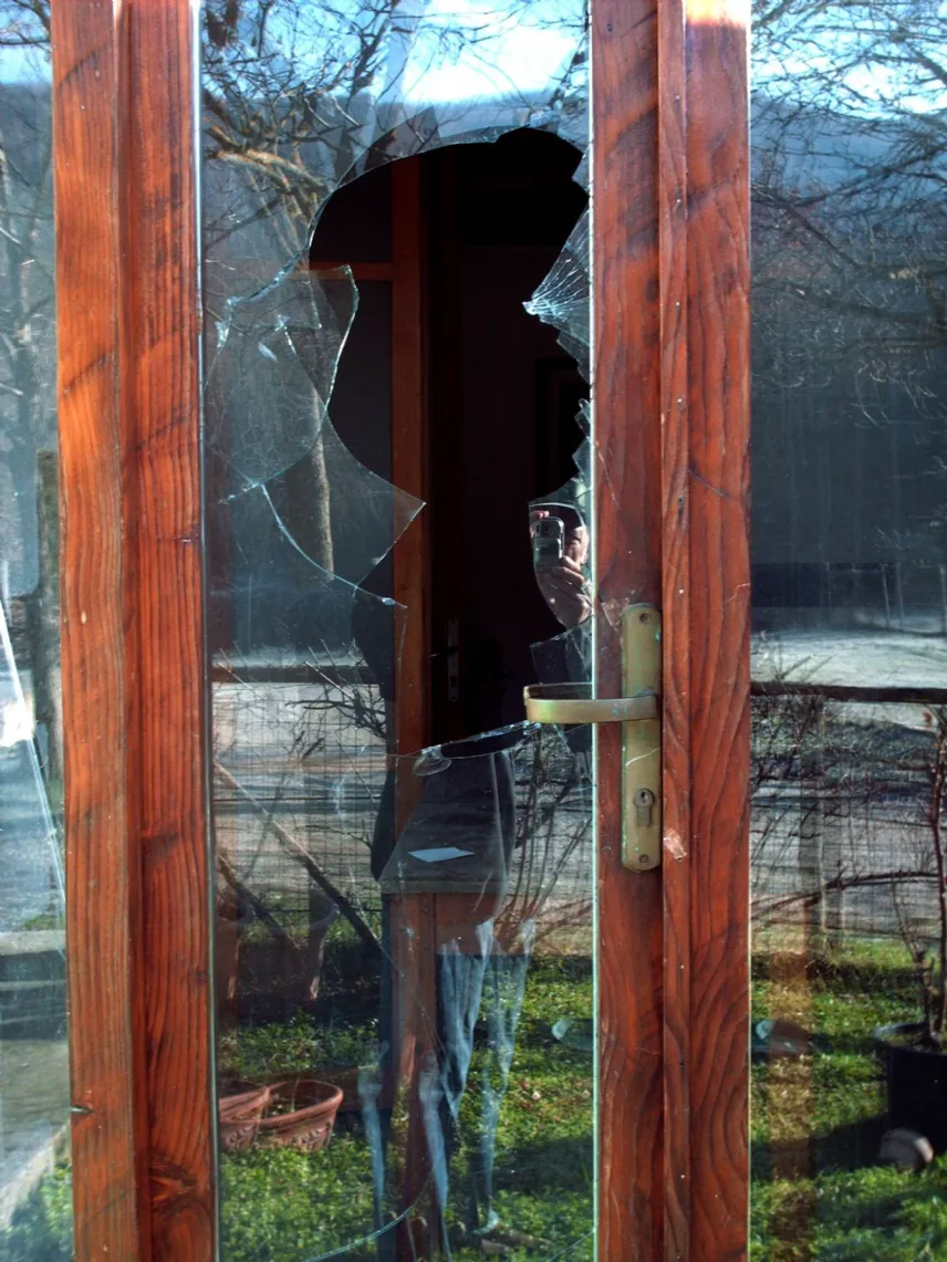 Il vetro rotto di un'abitazione