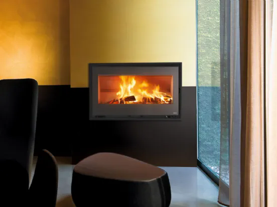 Inserto frontale legna QBOX 100 Wood di MCZ, un modello ventilato adatto a nuove installazioni o a camini esistenti
