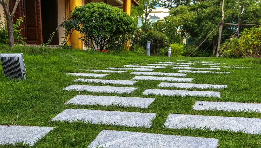 Camminamento in pietra nel giardino