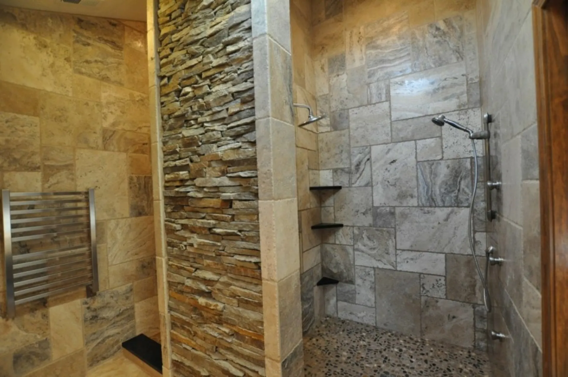 Красивая плитка на стены. Отделка ванной комнаты камнем. Плитка под камень. Ванная отделанная камнем. Отделка ванной комнаты натуральным камнем.