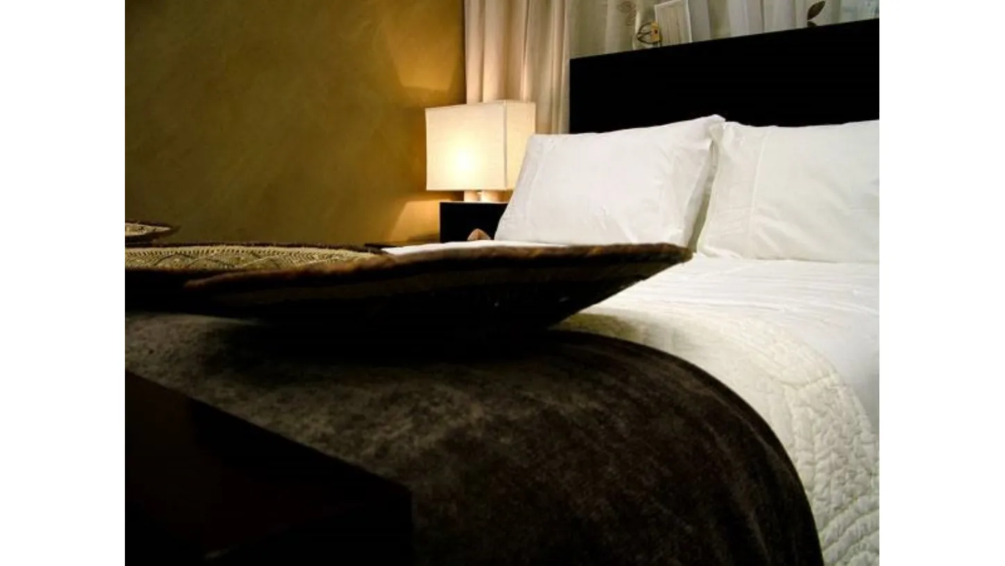 letto in pelle nera