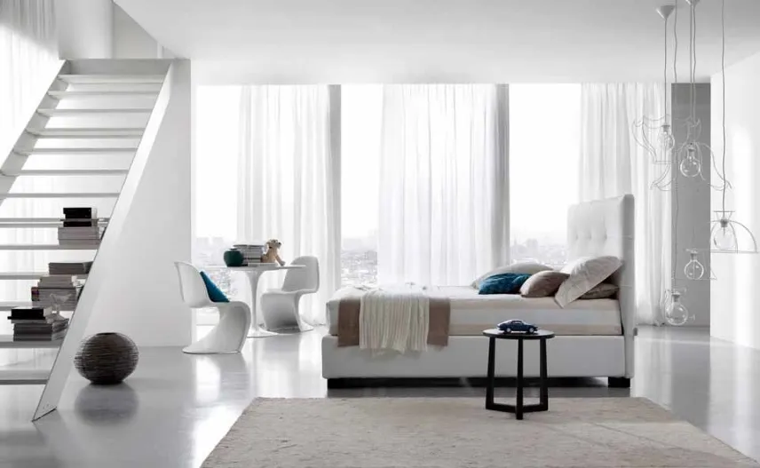 camera moderna con tende bianche