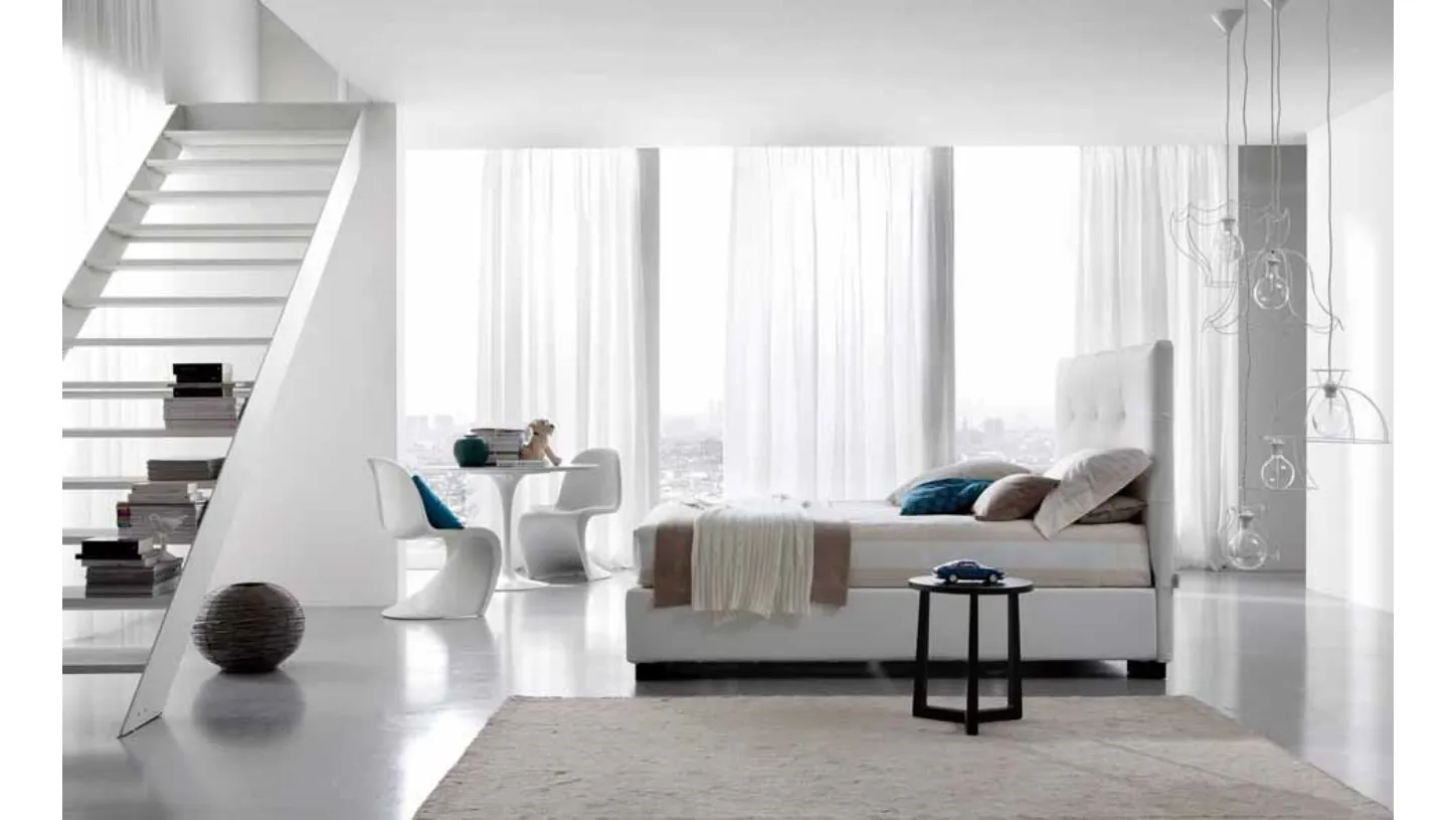 camera moderna con tende bianche