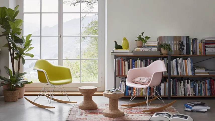 Sedia a dondolo di design in fibra di vetro con braccioli, Eames RAR di Vitra