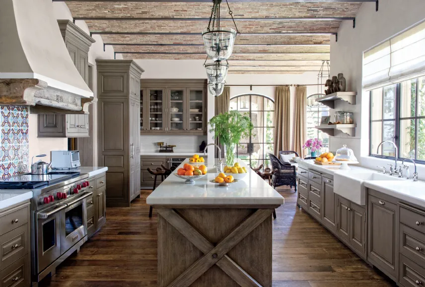 Tutta l'eleganza del legno in una cucina country chic