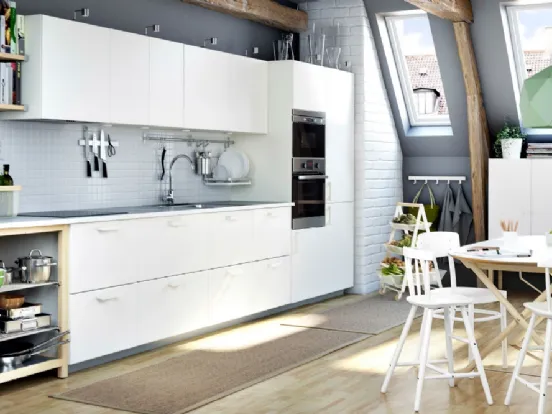 Soggiorno e cucina open space con mobili Metod di Ikea