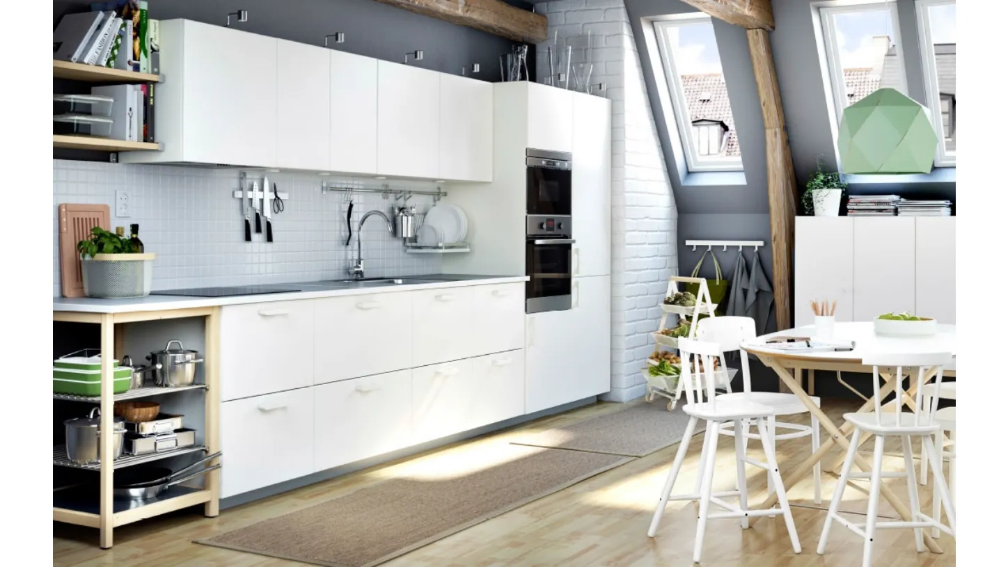 Soggiorno e cucina open space con mobili Metod di Ikea