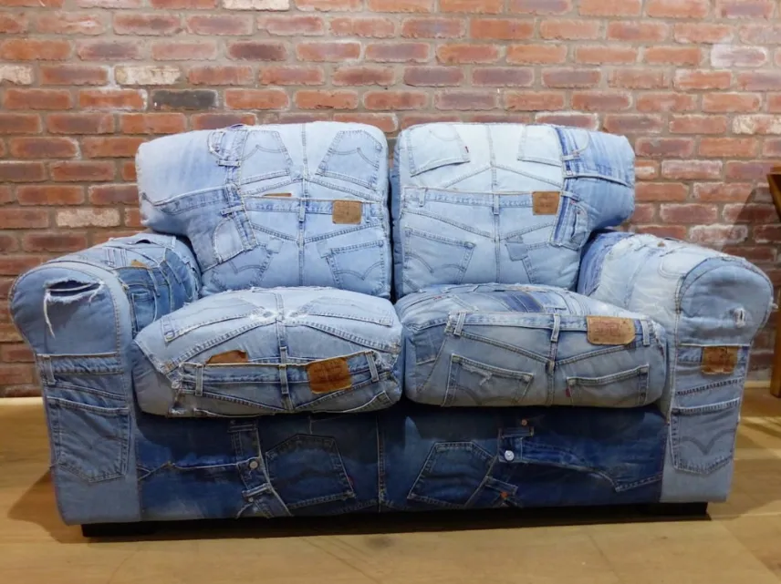 divano rivestito con jeans