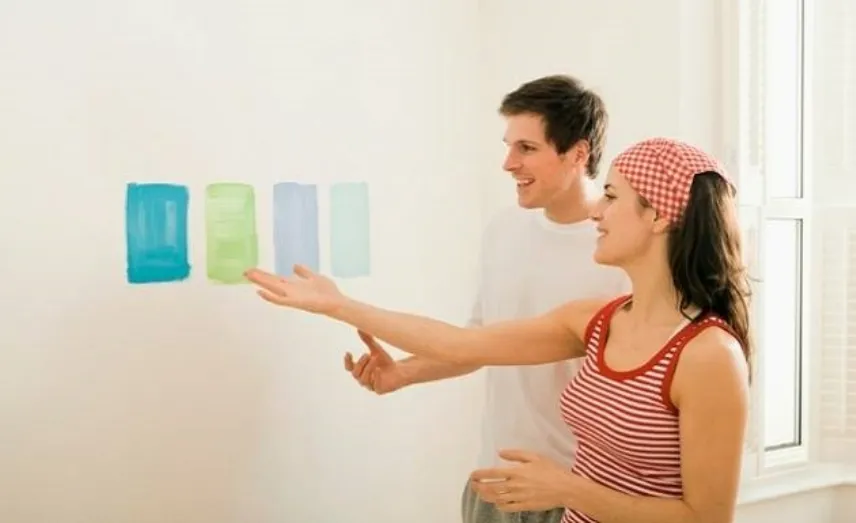 coppia che sceglie i colori della parete