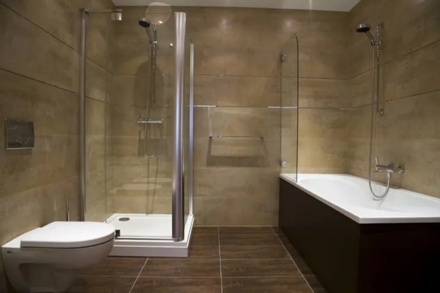 Bagno rivestito fino al soffitto