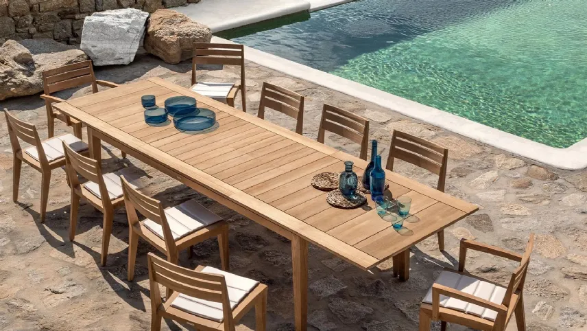 Ribot, tavolo estensibile firmato Ethimo: è un modello disponibile in teak o alluminio