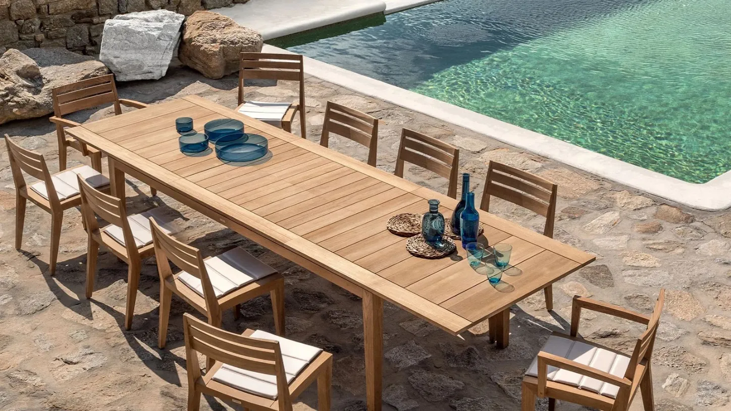 Ribot, tavolo estensibile firmato Ethimo: è un modello disponibile in teak o alluminio