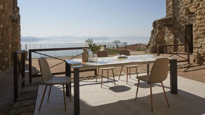 Cris di Domiziani: pietra lavica maiolicata e acciaio