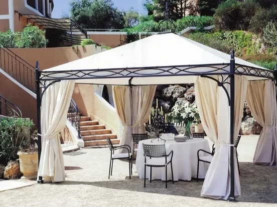 tavola imbandita sotto gazebo