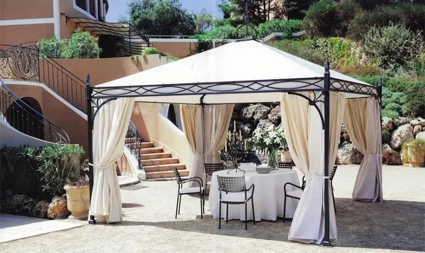 tavola imbandita sotto gazebo