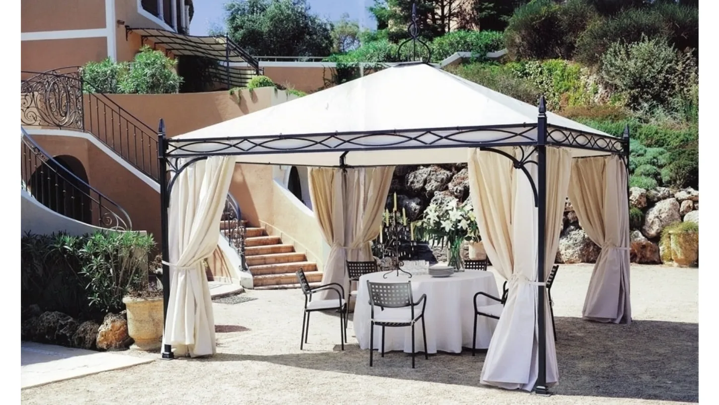 tavola imbandita sotto gazebo