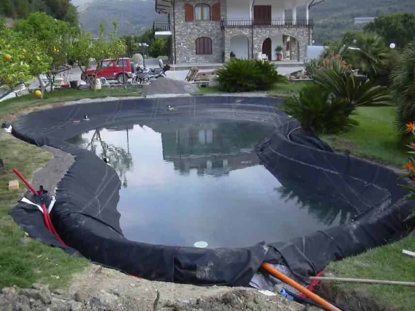 installazione di un telo su un letto di un laghetto artificiale