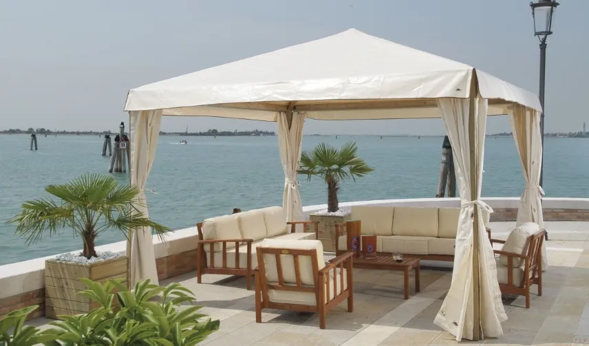 Gazebo con arredi in rattan