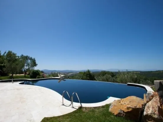 Piscina interrata in giardino