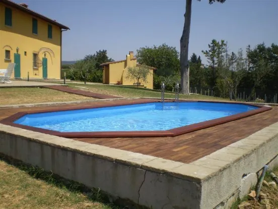 Piscina prefabbricata fuori terra