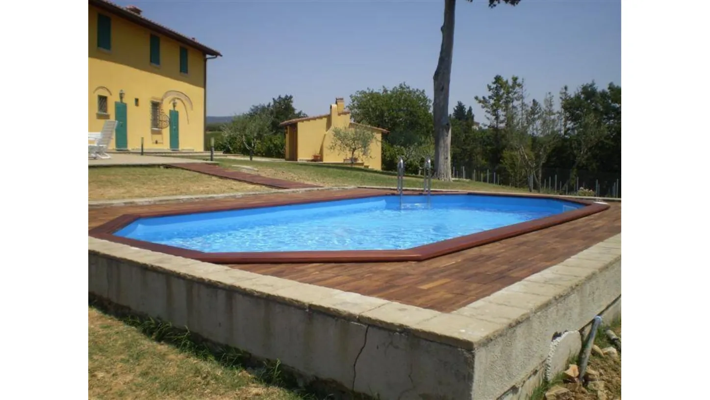 Piscina prefabbricata fuori terra