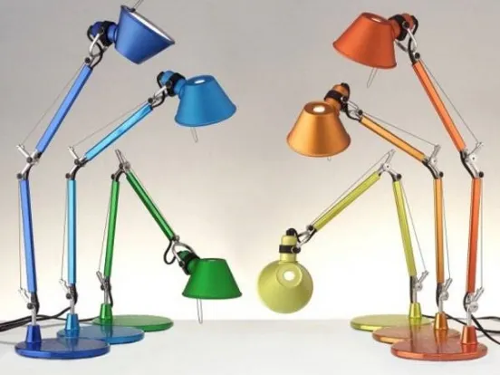 Lampada Tolomeo di Artemide in diversi colori. Prezzo circa 190-200 euro