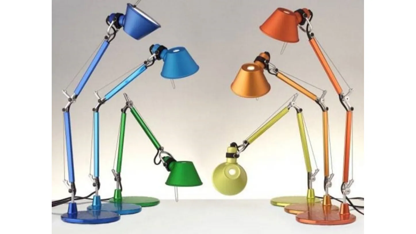 Lampada Tolomeo di Artemide in diversi colori. Prezzo circa 190-200 euro