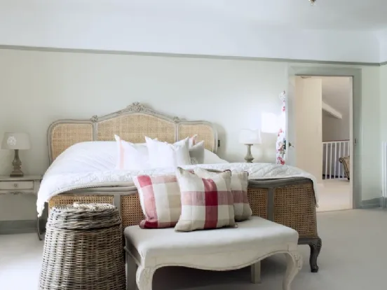 Colori tenui e semplicità per una camera da letto in stile country