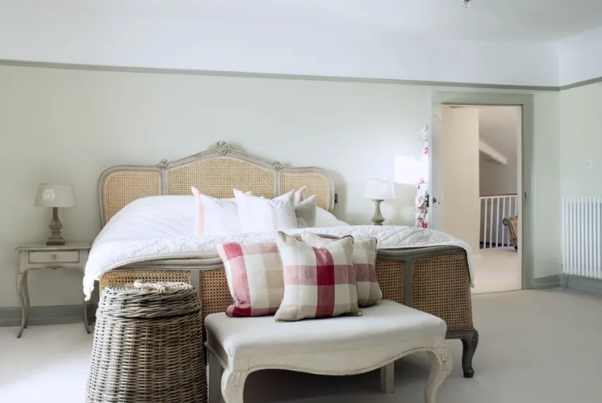 Colori tenui e semplicità per una camera da letto in stile country
