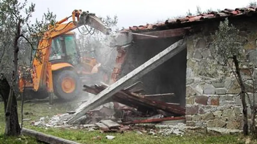 Demolizione di un edificio abusivo