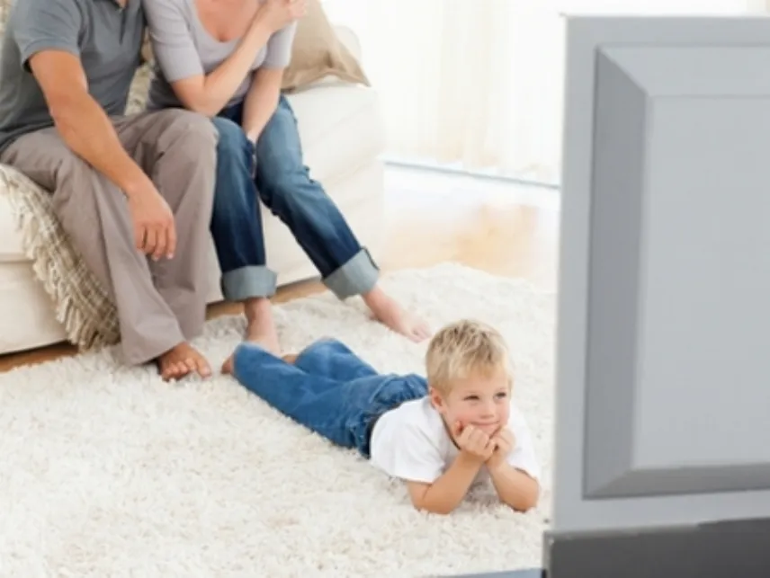 Famiglia che guarda la televisione
