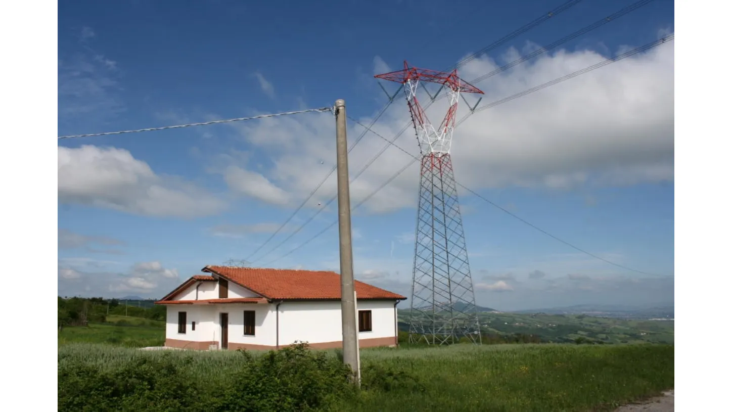 Un elettrodotto, esempio di servitù prediale