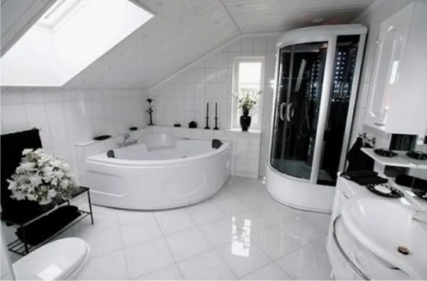 Arredamento mansarda moderna con funzione di sala da bagno, con vasca posizionata sul lato corto e box doccia su quello più alto