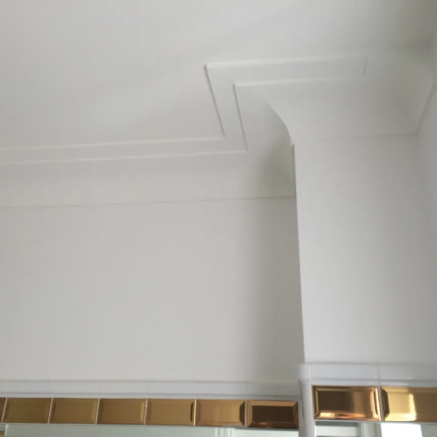 Cornice in gesso 