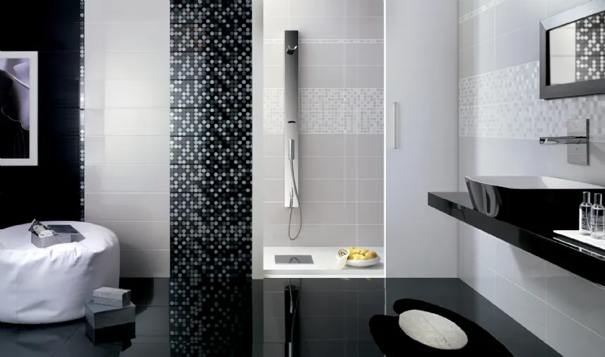 Bagno con rivestimento in mosaico e piastrelle